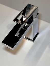 Смеситель для раковины GROHE Eurocube, M-Size, хром (23446000/UC), уцененный товар