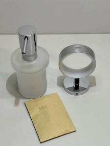 Дозатор жидкого мыла GROHE Essentials с держателем, хром (40448001/U), уцененный товар